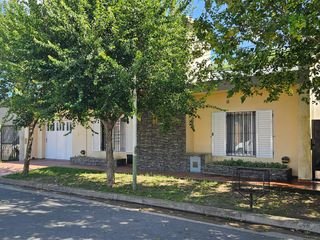 Foto 2 de Casa con pileta cerca del centro de Lobos a la VENTA