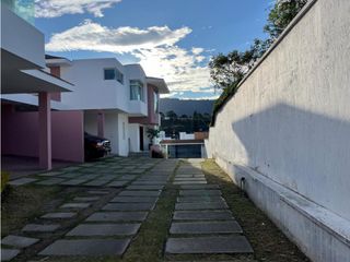 Foto 2 de Cumbayá, Casa en Renta, 230m2, 4 Habitaciones