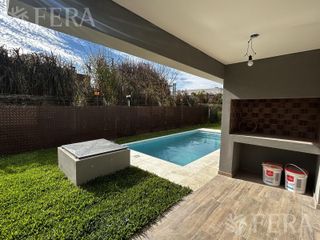 Foto 1 de Venta Departamento 3 ambientes con cochera y jardín en Nuevo Quilmes Externo - Bernal