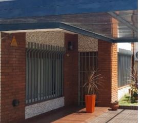 Foto 3 de Casa de 2 dormitorios con garage, quincho y jardín. Nuevas condiciones.- Temperley E.