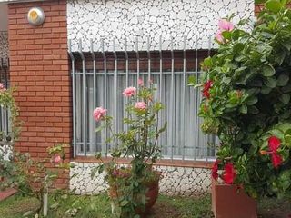 Foto 1 de Casa de 2 dormitorios con garage, quincho y jardín. Nuevas condiciones.- Temperley E.