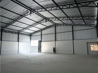 Foto 1 de Pomasqui, Galpón en Renta, 370m2, 4 Ambientes