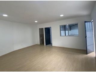 Foto 3 de Pomasqui, Galpón en Renta, 370m2, 4 Ambientes