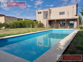 Foto 1 de CASA EN VENTA 3 DORMITORIOS -GALERIA PARRILLA .PILETA COCHERA JARDIN