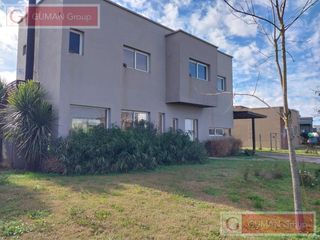 Foto 4 de CASA EN VENTA 3 DORMITORIOS -GALERIA PARRILLA .PILETA COCHERA JARDIN