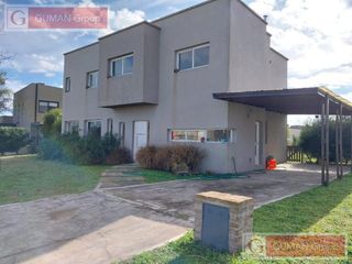 Foto 2 de CASA EN VENTA 3 DORMITORIOS -GALERIA PARRILLA .PILETA COCHERA JARDIN