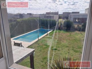 Foto 28 de CASA EN VENTA 3 DORMITORIOS -GALERIA PARRILLA .PILETA COCHERA JARDIN