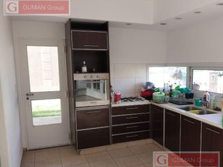 Foto 8 de CASA EN VENTA 3 DORMITORIOS -GALERIA PARRILLA .PILETA COCHERA JARDIN