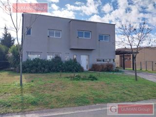 Foto 3 de CASA EN VENTA 3 DORMITORIOS -GALERIA PARRILLA .PILETA COCHERA JARDIN