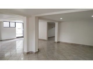 Foto 8 de CUERO Y CAICEDO, Local Comercial en Renta, 180m2, 2 Ambientes