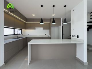 Foto 10 de EN VENTA CASA MODERNA - ATRS DE LA CLNICA SAN GREGORIO - MANTA