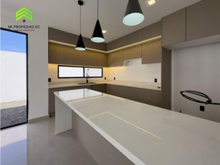 Foto 11 de EN VENTA CASA MODERNA - ATRS DE LA CLNICA SAN GREGORIO - MANTA
