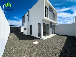 Foto 5 de EN VENTA CASA MODERNA - ATRS DE LA CLNICA SAN GREGORIO - MANTA