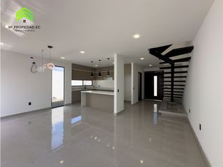 Foto 13 de EN VENTA CASA MODERNA - ATRS DE LA CLNICA SAN GREGORIO - MANTA