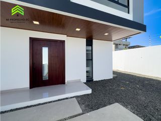 Foto 4 de EN VENTA CASA MODERNA - ATRS DE LA CLNICA SAN GREGORIO - MANTA