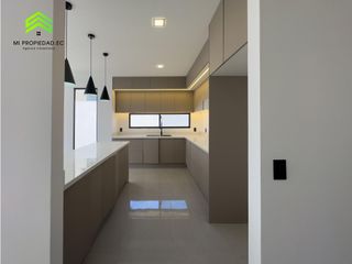 Foto 8 de EN VENTA CASA MODERNA - ATRS DE LA CLNICA SAN GREGORIO - MANTA