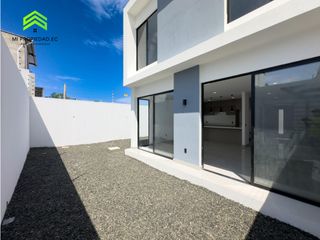 Foto 6 de EN VENTA CASA MODERNA - ATRS DE LA CLNICA SAN GREGORIO - MANTA