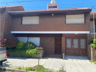 Foto 1 de Chalet 5 ambientes en Venta - Chauvin