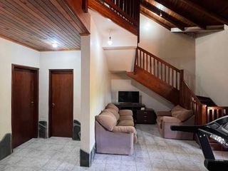 Foto 2 de EXCELENTE CASA CENTRICA DE DOS PLANTA EN VENTA CON ESCRITURA