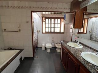 Foto 8 de EXCELENTE CASA CENTRICA DE DOS PLANTA EN VENTA CON ESCRITURA