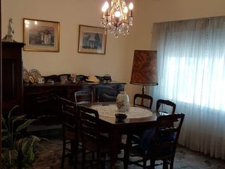 Foto 1 de Casa en venta - 2 Dormitorios 2 Baños - 200Mts2 - Liniers