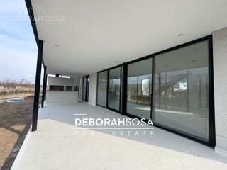 Foto 20 de Casa en Venta 5 ambientes con Pileta a metros del Río en el Barrio El Naudir Zona Norte