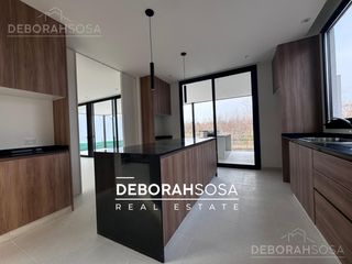 Foto 3 de Casa en Venta 5 ambientes con Pileta a metros del Río en el Barrio El Naudir Zona Norte