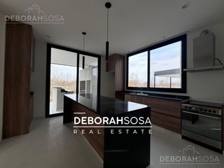 Foto 5 de Casa en Venta 5 ambientes con Pileta a metros del Río en el Barrio El Naudir Zona Norte