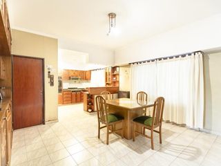 Foto 6 de VENTA LOCAL CON VIVIENDA  314 M2 VALENTIN ALSINA