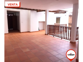 Foto 2 de CASA ESQUINERA CENTRAL CON 4 LOCALES EN RENTA