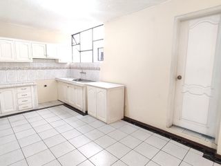 Foto 6 de Casa Rentera de Oportunidad, 5 departamentos y 2 locales comerciales, El Ejido, Quito