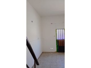 Foto 2 de SE ALQUILA CASA AL FRENTE DE UN DORMITORIO, CON QUINCHO Y TERRAZA. VELEZ SARSFIELD 5100
