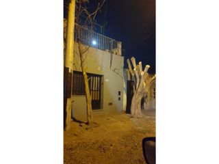 Foto 1 de SE ALQUILA CASA AL FRENTE DE UN DORMITORIO, CON QUINCHO Y TERRAZA. VELEZ SARSFIELD 5100