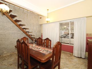 Foto 1 de Casa • 6 ambientes • retasado Excelente estado • Humaita 7200