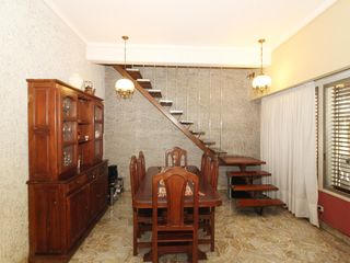 Foto 3 de Casa • 6 ambientes • retasado Excelente estado • Humaita 7200