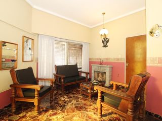 Foto 4 de Casa • 6 ambientes • retasado Excelente estado • Humaita 7200