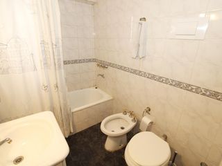 Foto 42 de Casa • 6 ambientes • retasado Excelente estado • Humaita 7200