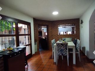 Foto 7 de En Venta Casa 4 dormitorios con Pileta, B°Cumelén, Neuquén