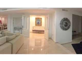 Foto 2 de SE VENDE REMODELADO APARTAMENTO AMPLIO EXCLUSIVO EL GOLF