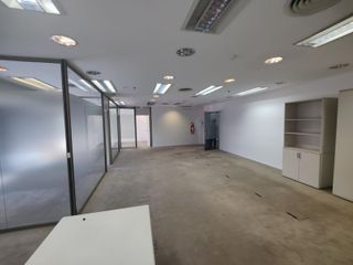 Foto 4 de Oficina en alquiler con divisiones lista para entrar.