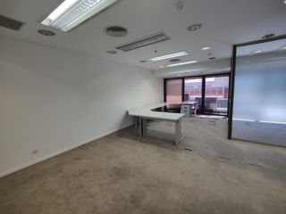 Foto 6 de Oficina en alquiler con divisiones lista para entrar.