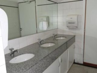 Foto 11 de Oficina en alquiler con divisiones lista para entrar.
