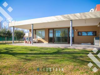 Foto 1 de Venta casa 3 dorm. B°  Privado Costa Azul - Neuquén, Cap.