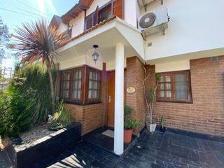 Foto 1 de Departamento en  venta de 3 ambientes con cochera