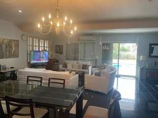 Foto 4 de Lencke vende-extraordinaria casa inglesa reciclada a nuevo, gran lote de 2646 m2