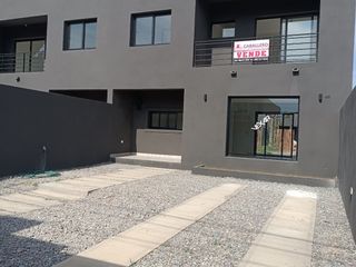 Foto 2 de Dúplex en venta de 3 dormitorios c/ cochera en Los Perales