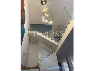 Foto 5 de Exclusiva Vivienda Unifamiliar con Jardín, Jacuzzi y Balcón en Conjunto Cerrado