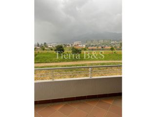 Foto 1 de Exclusiva Vivienda Unifamiliar con Jardín, Jacuzzi y Balcón en Conjunto Cerrado
