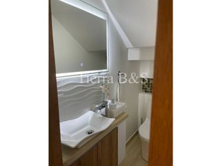 Foto 23 de Exclusiva Vivienda Unifamiliar con Jardín, Jacuzzi y Balcón en Conjunto Cerrado