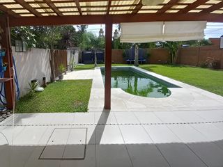 Foto 1 de Venta Casa con Piscina en Maquinista Savio Escobar